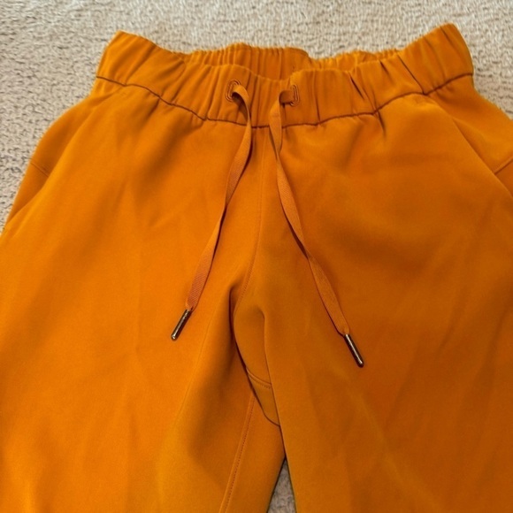 LULULEMON •4• On The Fly 7/8 Pants Woven Drawstring Yoga Fools Gold EXC COND - Picture 3 of 9